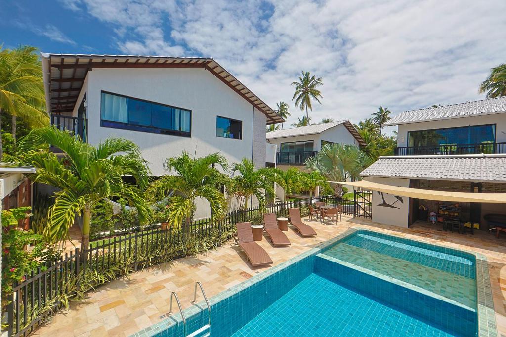 The swimming pool at or close to Mar e Lar