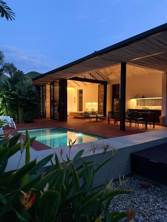 an external view of a house with a swimming pool at Juntas Del Lago in Apulo