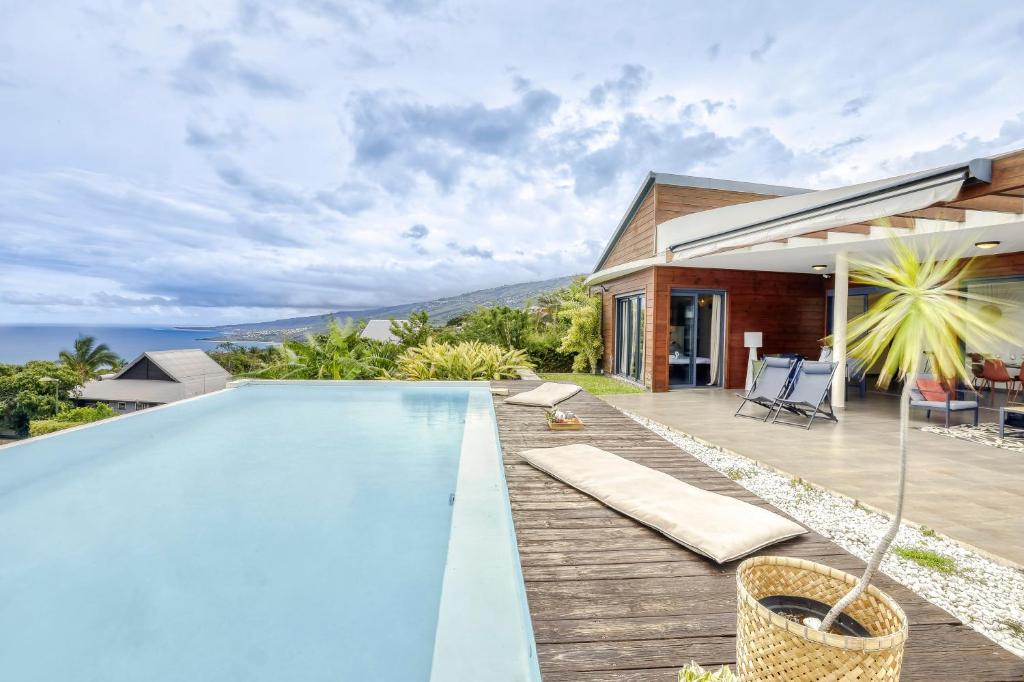 a swimming pool in the backyard of a house at Comme un bateau sur l'océan in Saint-Leu