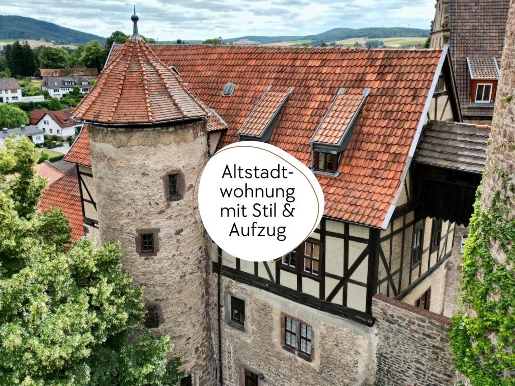 an image of an old building with a sign on it at Amalias Altstadtquartier - Apartment mit Aufzug & Garten in der Hinterburg Schlitz - 2 Schlafzimmer, Parkplatz, Altstadtflair für Paare & Ruhesuchende in Schlitz
