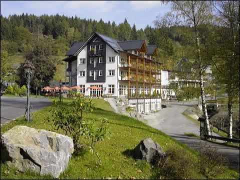 un gran edificio al lado de una carretera en Land- und Kurhotel Tommes, en Schmallenberg