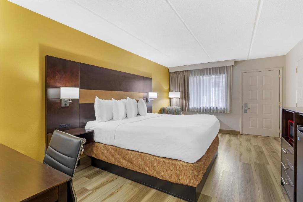 una camera d'albergo con un letto grande e una scrivania di Best Western Inn Of Palatka a East Palatka