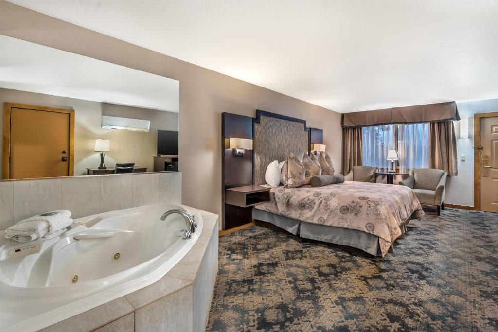 una camera d'albergo con un letto e una vasca da bagno di Best Western Windsor Inn ad Ashland