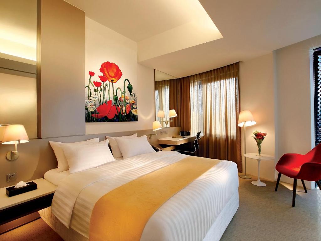 Giường trong phòng chung tại D'Hotel Singapore managed by The Ascott Limited