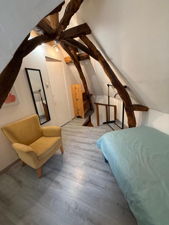 Giường trong phòng chung tại Maison 4ch, 5 lits, terrasse, Terrasson Dordogne