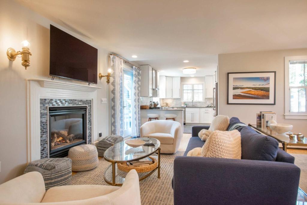 un soggiorno con divano e camino di Private deck walk to Commercial Street a Provincetown