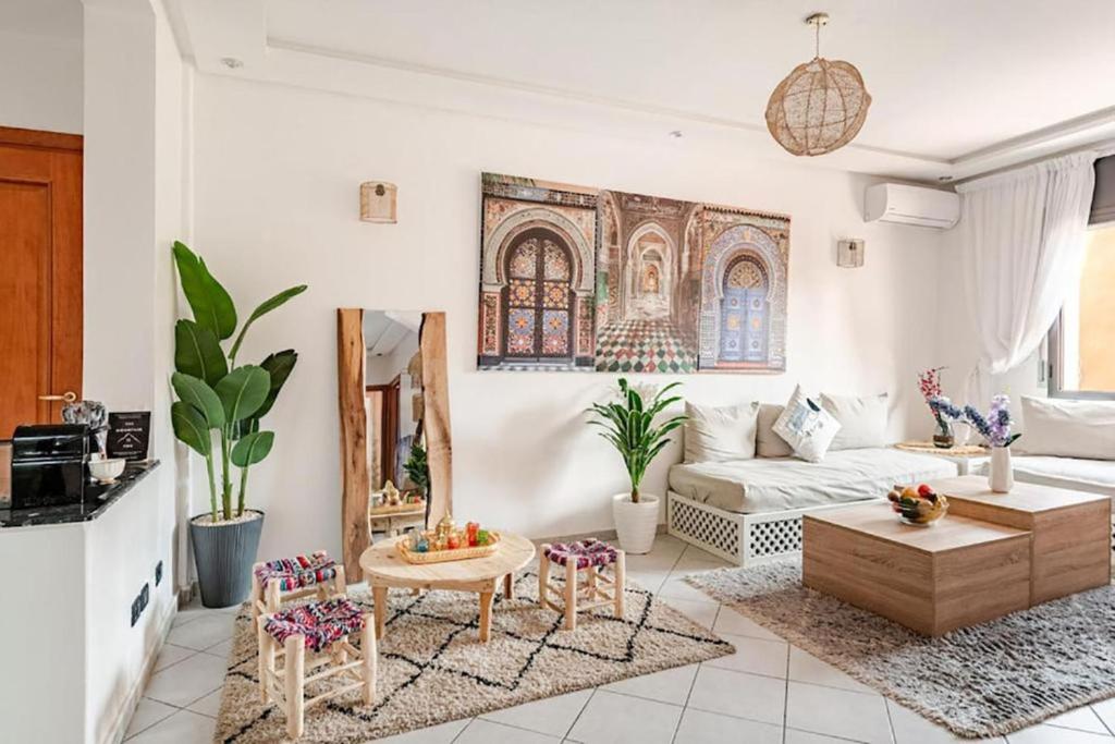 een woonkamer met een bank en een tafel bij Modern Elegance & Moroccan Charm - Gueliz Center in Marrakesh