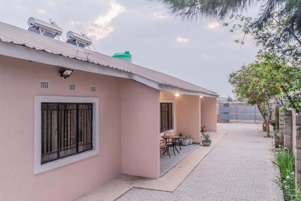 Cozy Stead Ndeke Serviced Apartments Lusaka Near Airport - Fast WiFi, Solar Backup