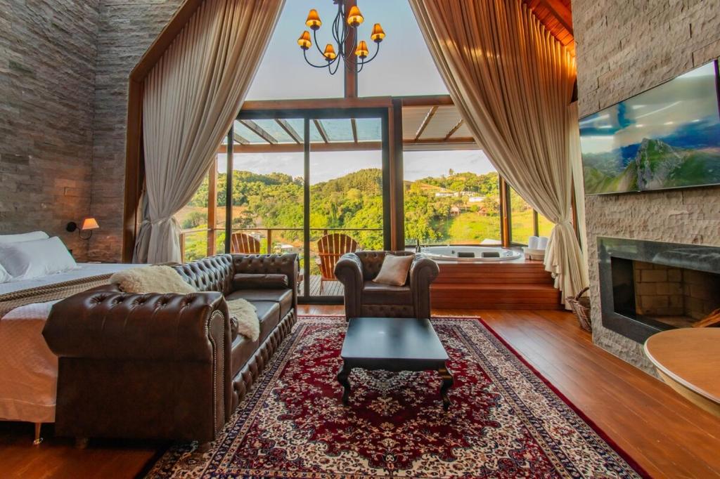 ein Schlafzimmer mit Sofa und Kamin in der Unterkunft Piemonte chalé in Casca
