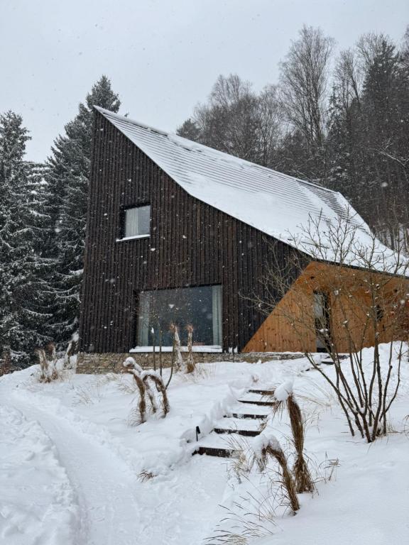 米迪格兹Zawidoki的屋顶上大木谷仓,有雪