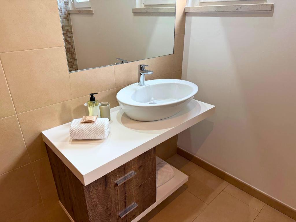 Pine Tree Seaside Apartments 500m to Beach - 5