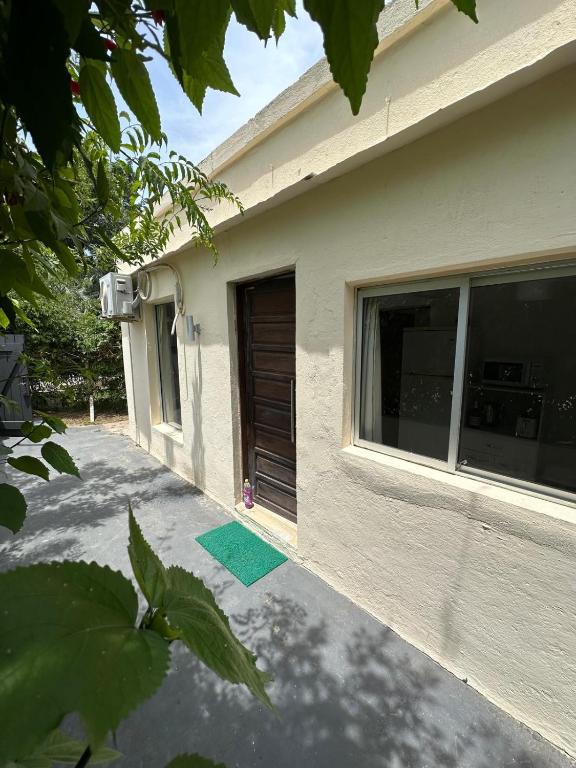 a side view of a house with a door at Moramay 2 in Punta del Este
