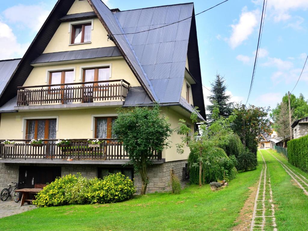 una casa con tetto a padiglione di Pokoje u Zofii a Ząb