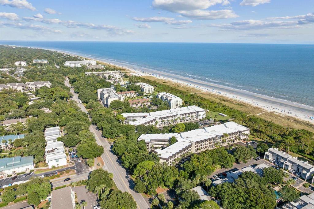 Island Condo for 6 w Communal Pool - Perfect Spot, Hilton Head Island, SC
