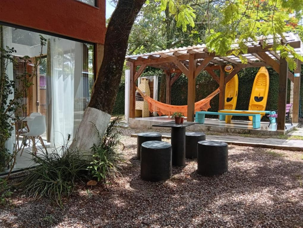 a backyard with a hammock and a tree at Casa com spa hidromassagem in Florianópolis
