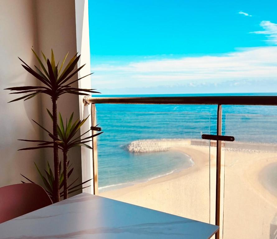 een balkon met uitzicht op het strand bij 오션뷰 써밋베이1009 in Sokcho
