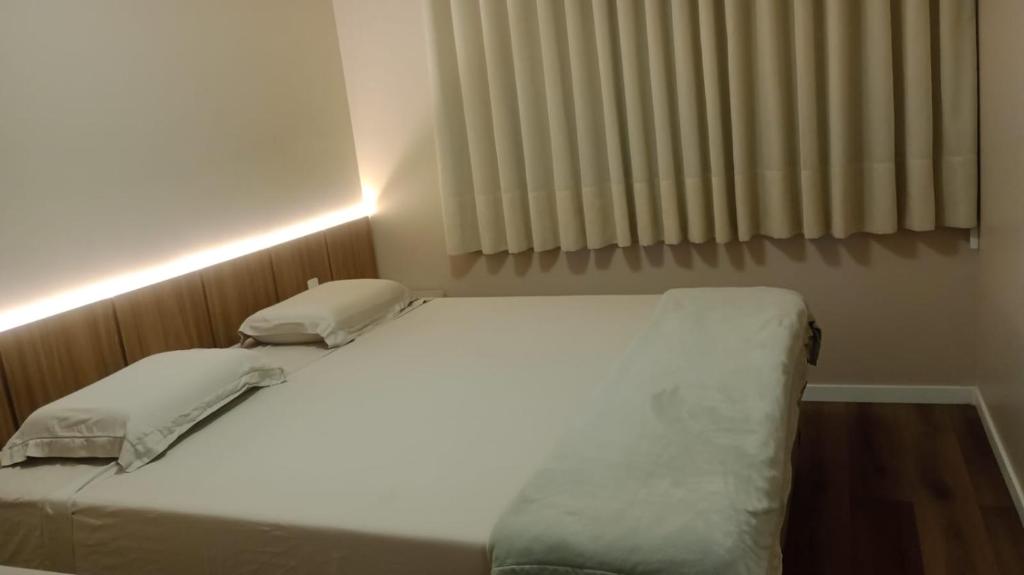 En eller flere senge i et værelse på Apartamento Premium Lazer Completo, Rooftop e Academia