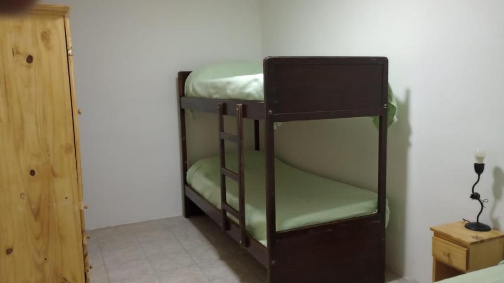 a couple of bunk beds in a room at Flores y limones in Villa Gesell
