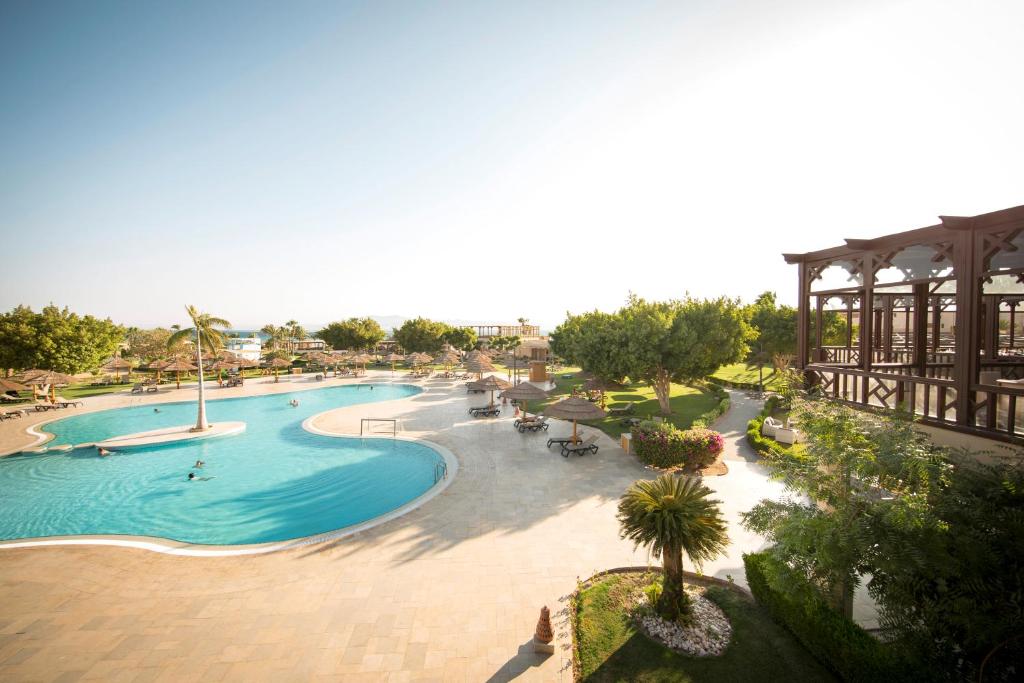 una vista sulla piscina di un resort di Robinson Soma Bay a Hurghada