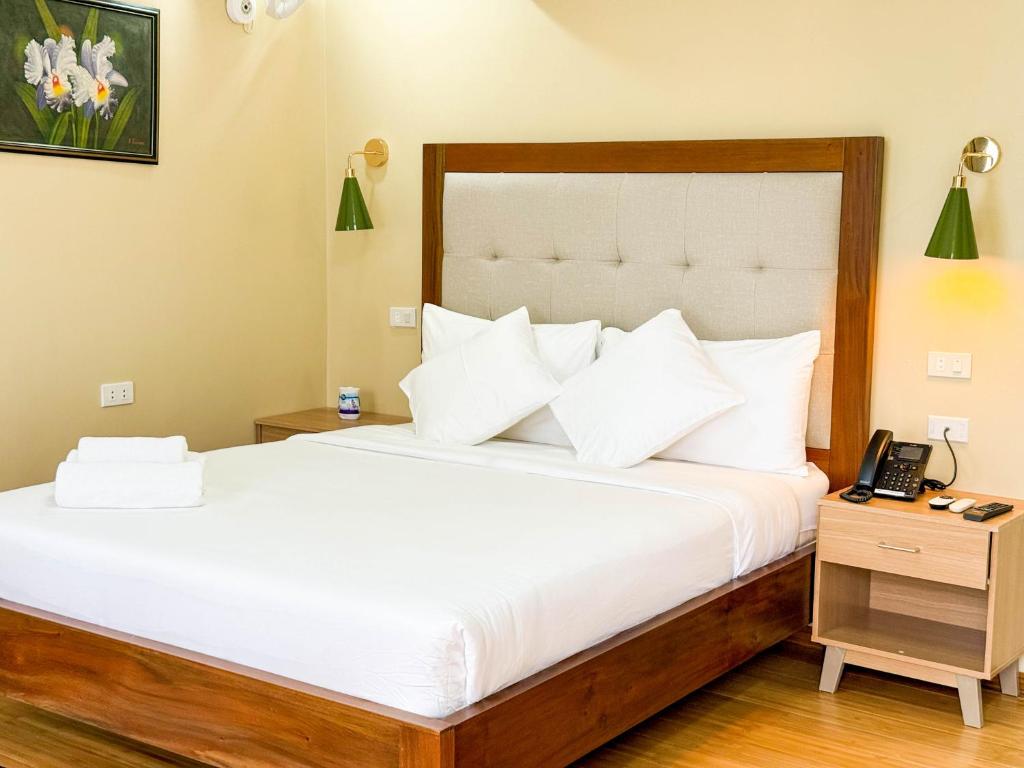 En eller flere senge i et værelse på Sky Garden Homestay