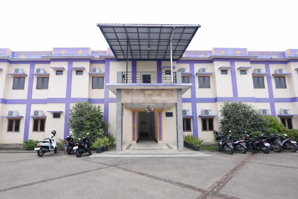 a group of motorcycles parked in front of a building at Mekarsari Hotel By ARBA in Tjipitjung Tiga