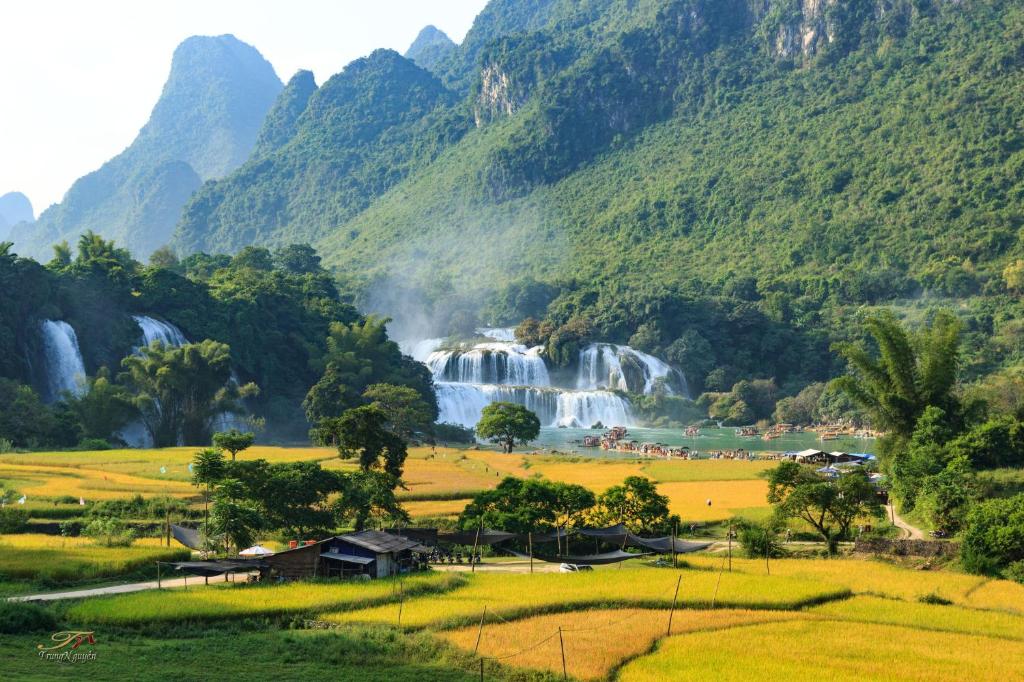 Blick auf ein Tal mit einem Wasserfall in einem Berg in der Unterkunft Jeanne Hotel in Cao Bằng
