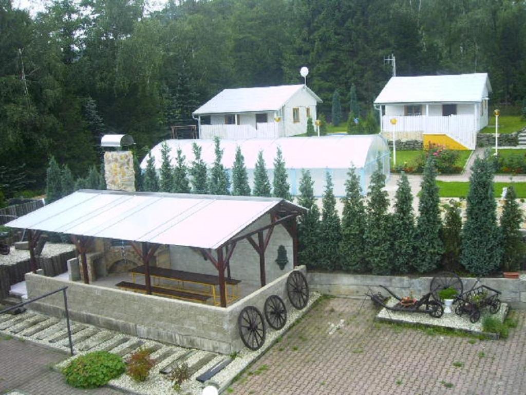 pawilon w ogrodzie z drzewami w obiekcie U Myslivce w mieście Stein Schönau