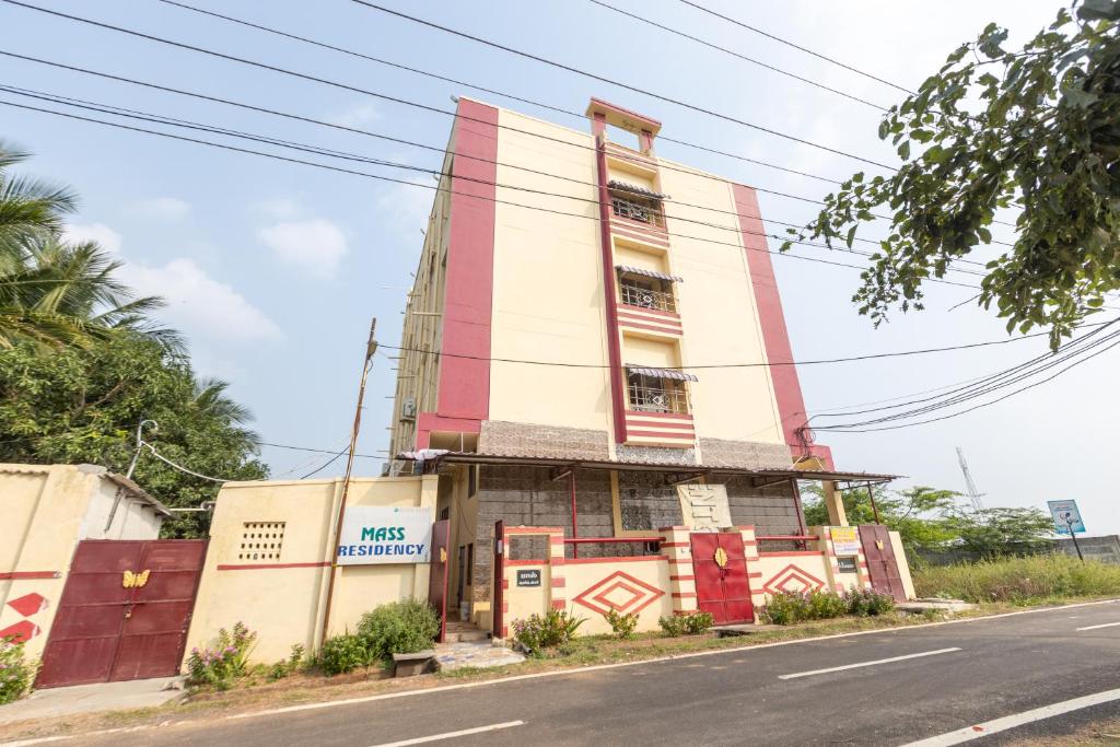 a building on the corner of a street at MAS Residency Home in Pudukkottai