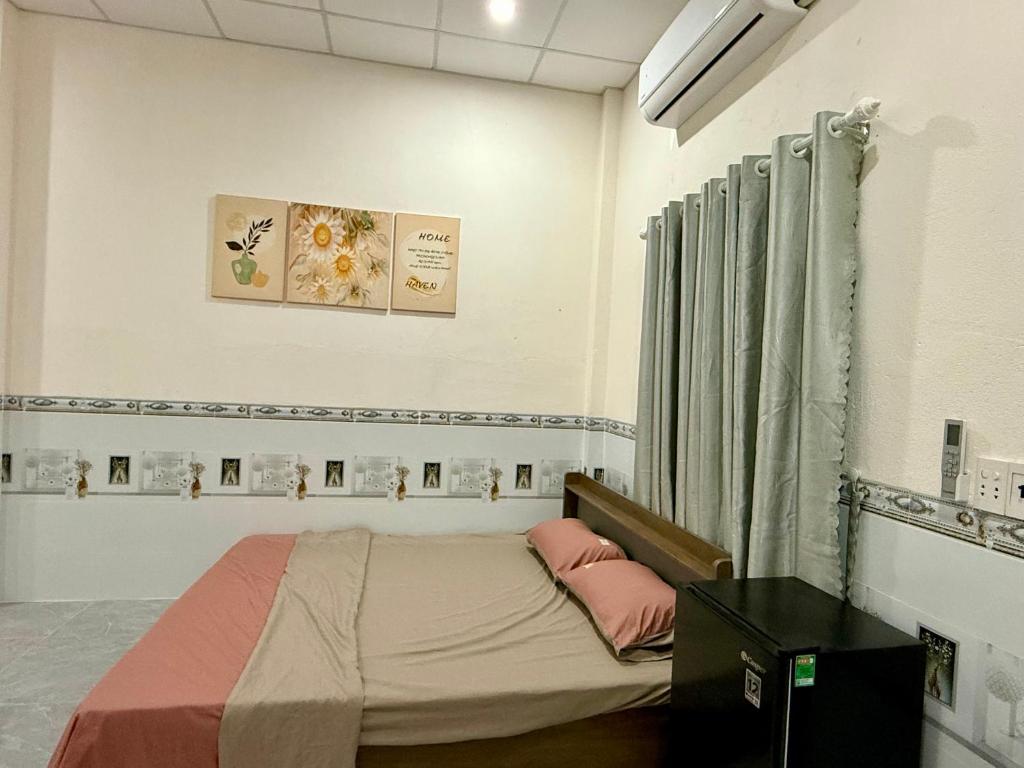 a hospital room with a bed and a curtain at Thùy Vinh Homestay in Phú Quốc