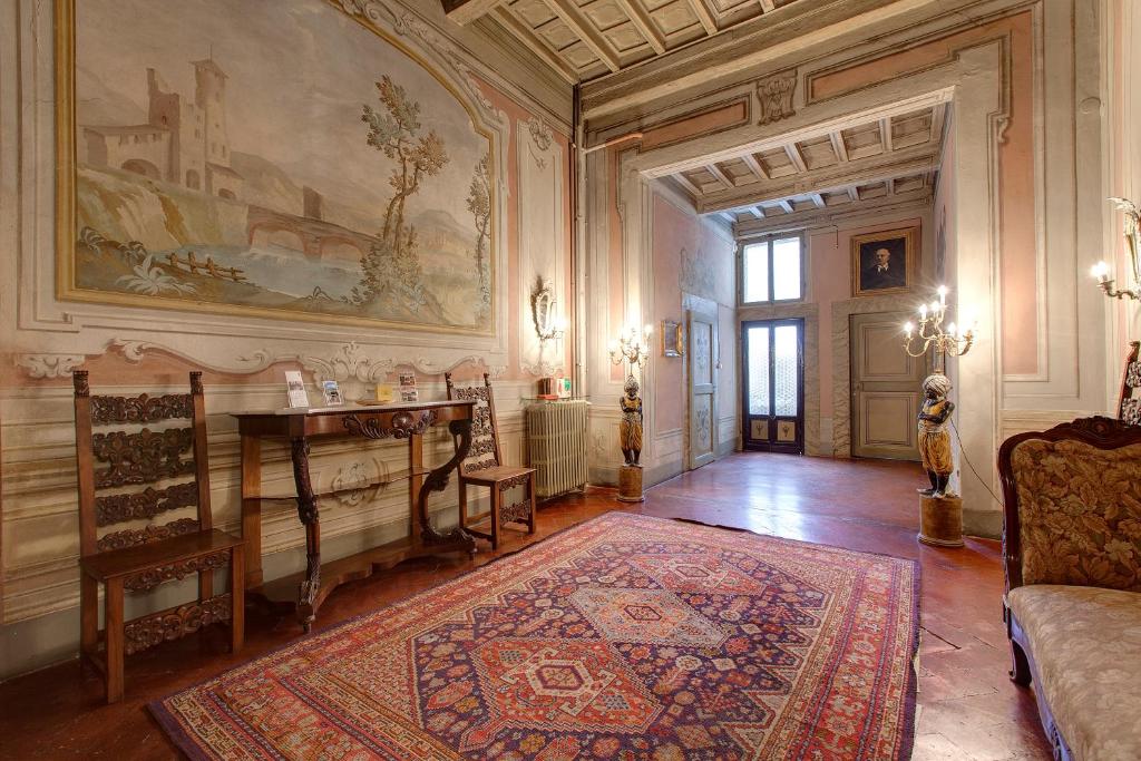 uma sala de estar com uma mesa e um tapete em Palazzo Bucciolini em Florença