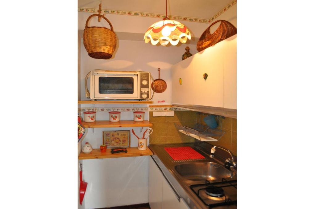 A kitchen or kitchenette at Rustico nel complesso Chapelle