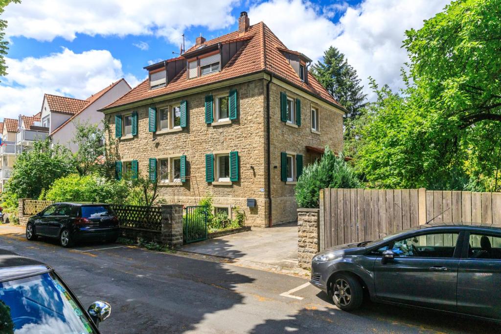 a house with a car parked in front of it at Ferienwohnung Apfelbaum Kitzingen in Kitzingen