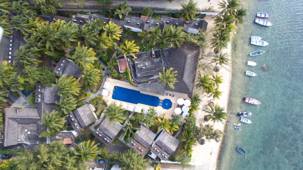ein Luftblick auf ein Resort mit einem Pool und Palmen in der Unterkunft Cocotiers Hotel – Mauritius in Port Louis