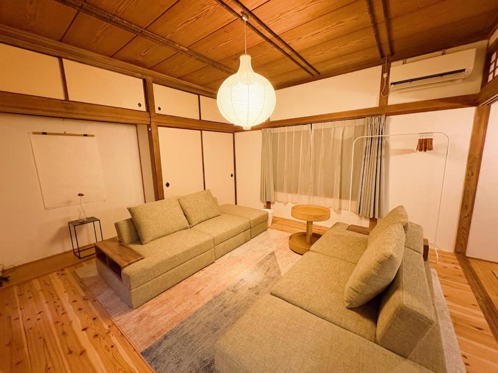 a living room with a couch and a table at Casa Arita in Zōshuku