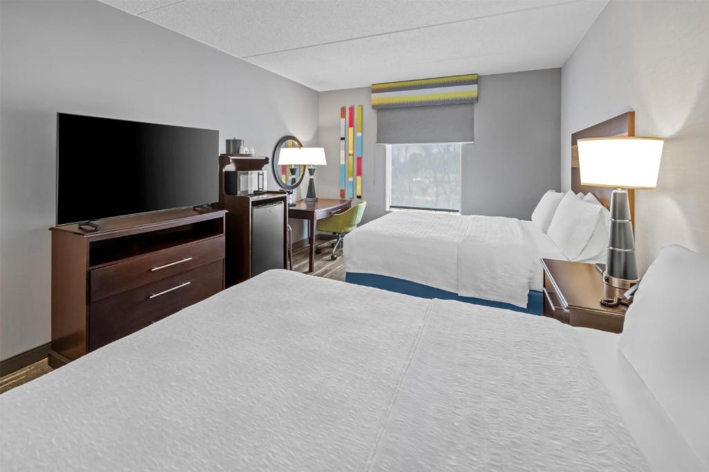 Hampton Inn and Suites Camp Springs photo