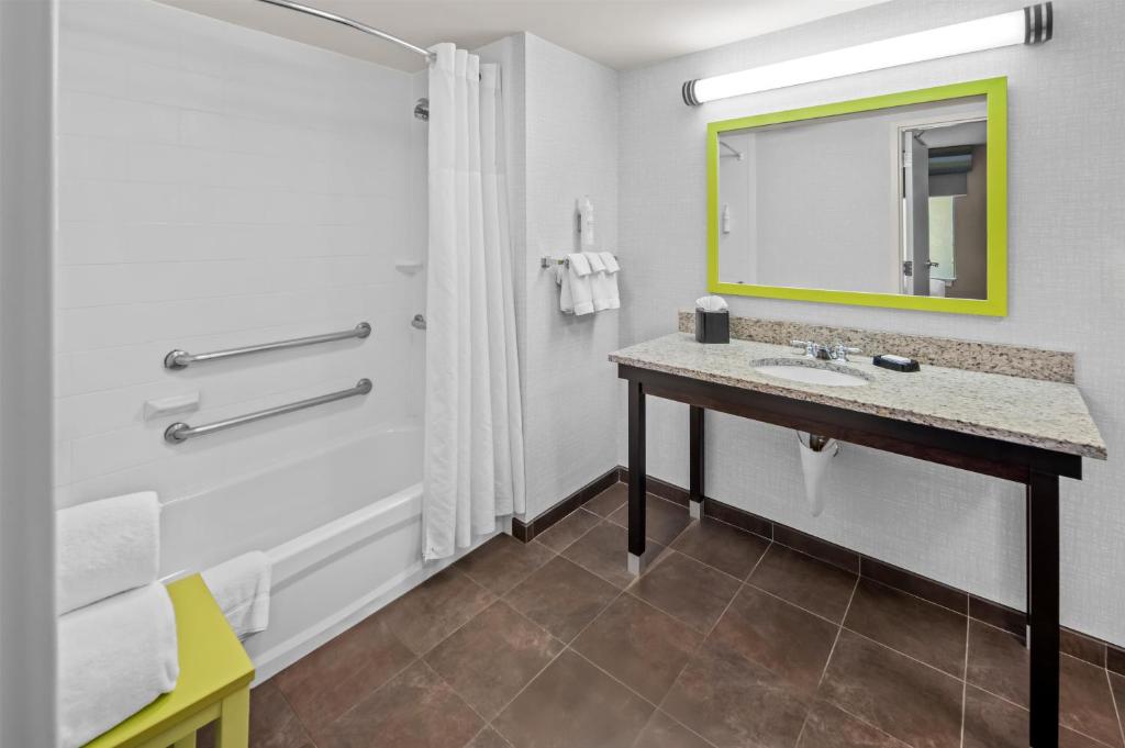 Hampton Inn and Suites Camp Springs photo