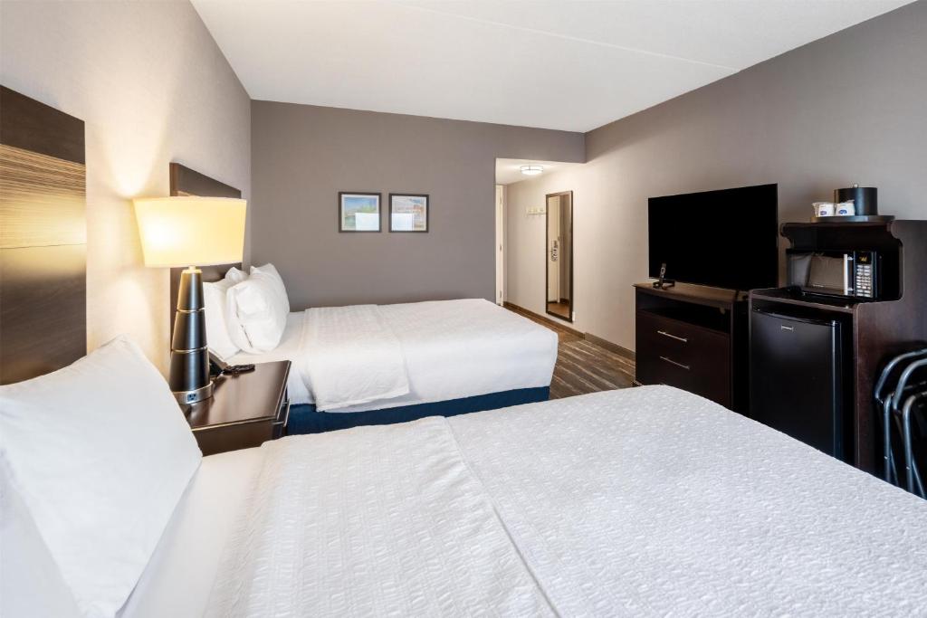 Hampton Inn and Suites Camp Springs photo