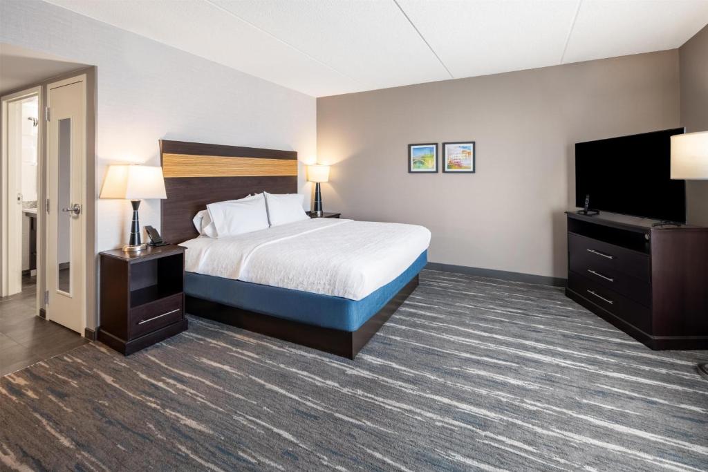 Hampton Inn and Suites Camp Springs photo