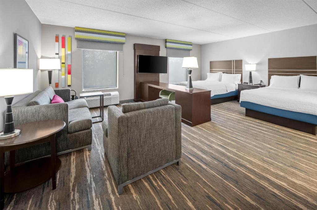 Hampton Inn and Suites Camp Springs photo