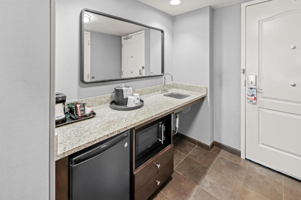 Hampton Inn and Suites Camp Springs photo