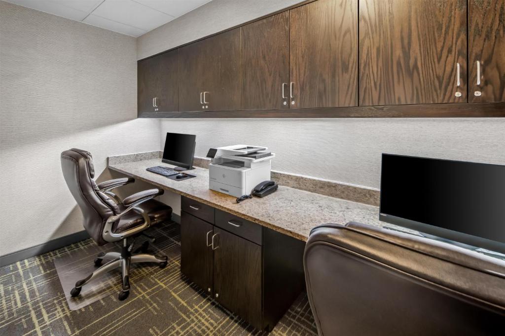 Hampton Inn and Suites Camp Springs photo