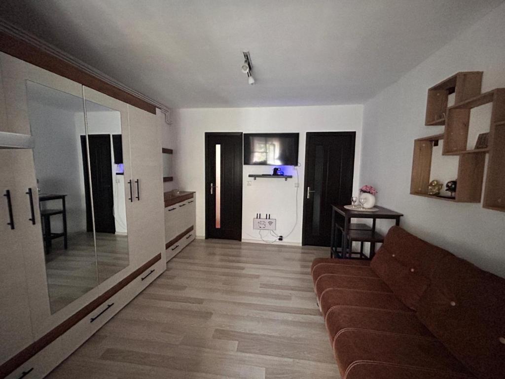 a living room with a couch and a kitchen at Studio Chic Elena in Năvodari