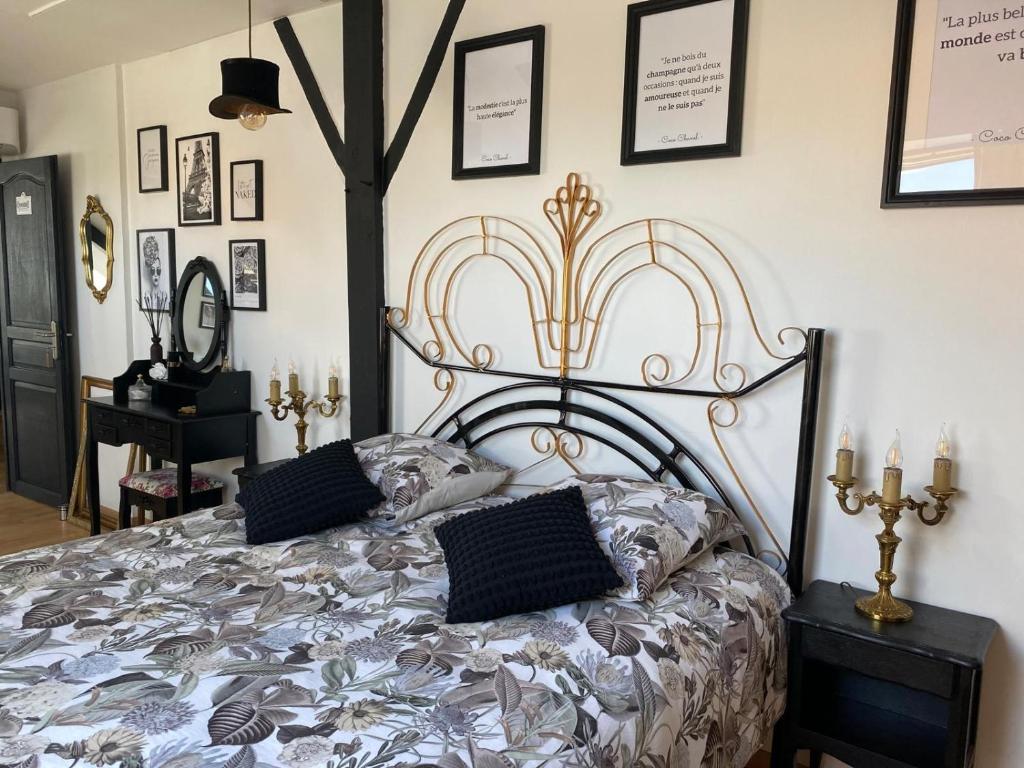 Chambre Coco في بريزير: سرير عليه وسادتان في غرفة