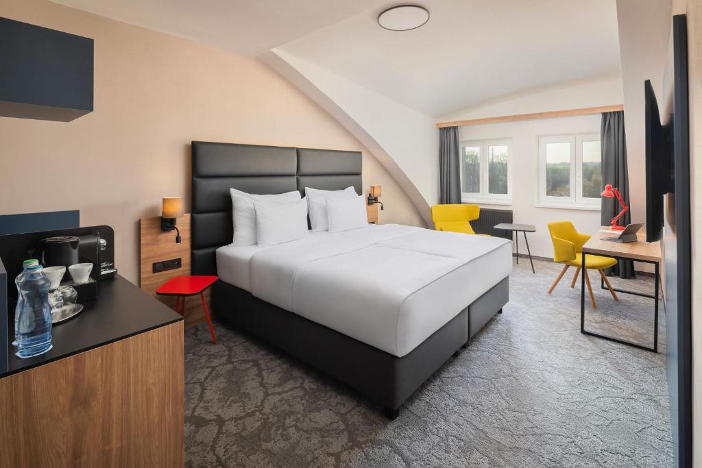 una camera d'albergo con un letto e una scrivania di City Inn Hotel Olomouc a Olomouc