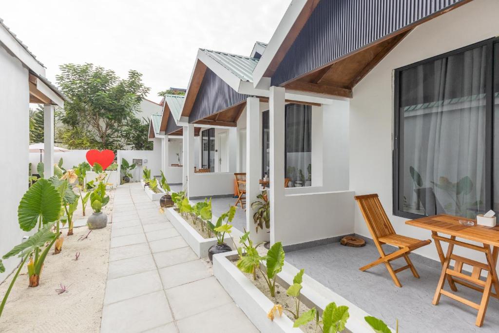 a view of the courtyard of a house with plants at Calma Eco Hotel in Thoddoo