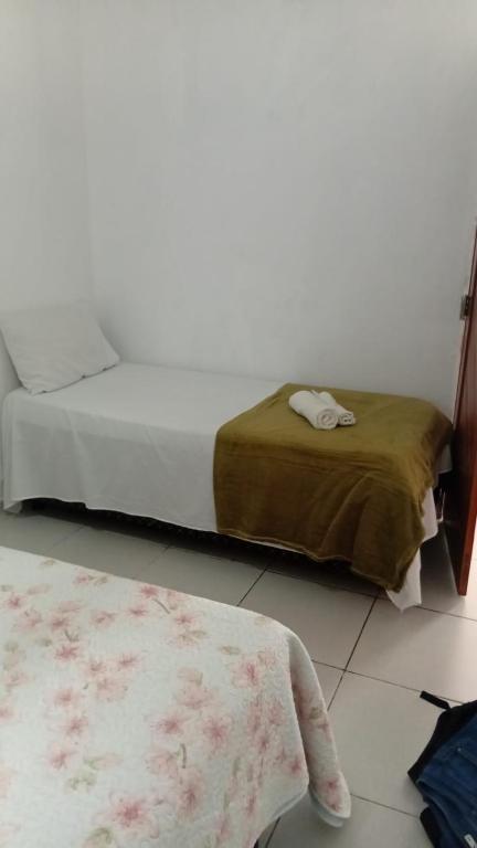 a bedroom with a bed and a rug at Casa do Carlos Boipeba 2 in Cairu