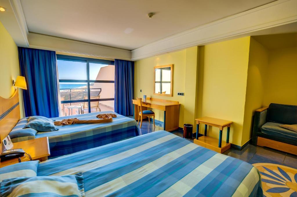Postel nebo postele na pokoji v ubytování SBH Crystal Beach Hotel & Suites - Adults Only