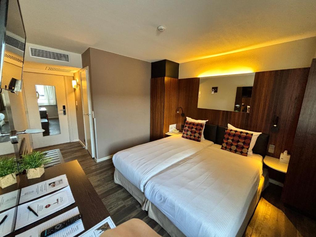 フロート・ベイハールデンにあるGosset Hotelの部屋にある大きな白いベッドのある寝室