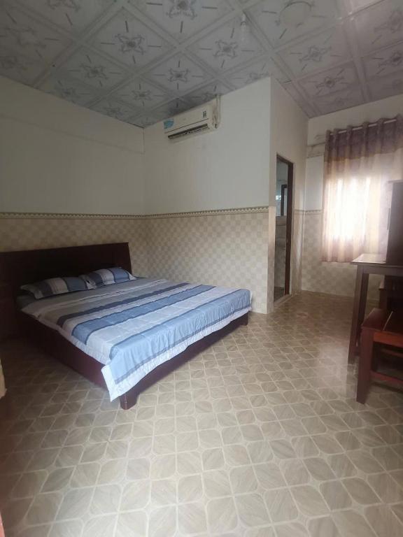a bedroom with a large bed in a room at Homestay Mỹ Ánh 1 in Phú Quốc