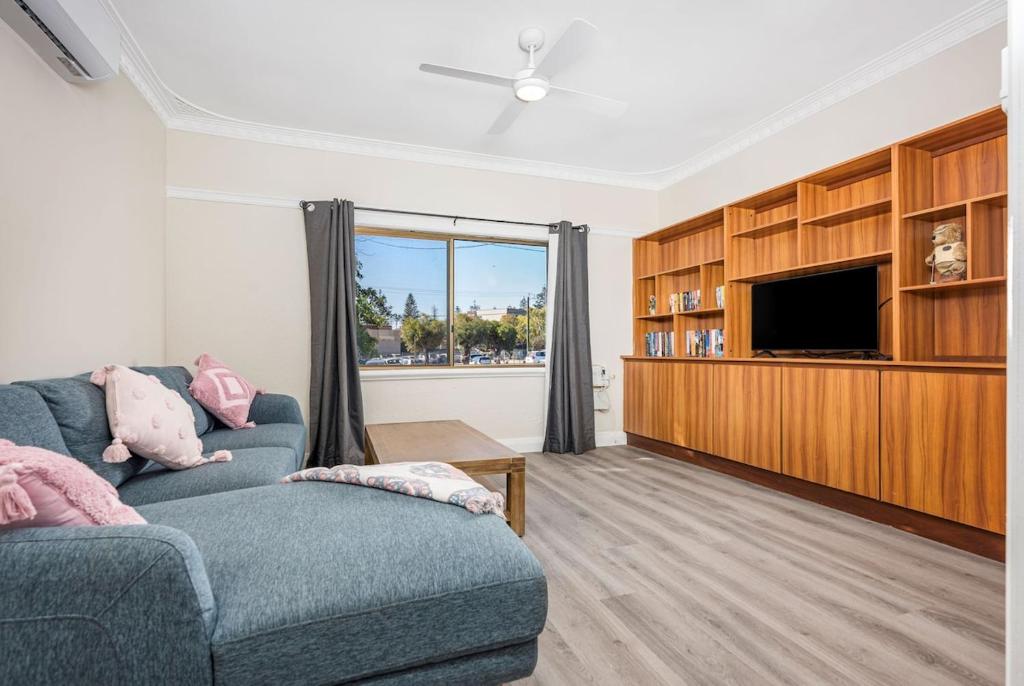 a living room with a couch and a tv at Cottage on Carson in Geraldton